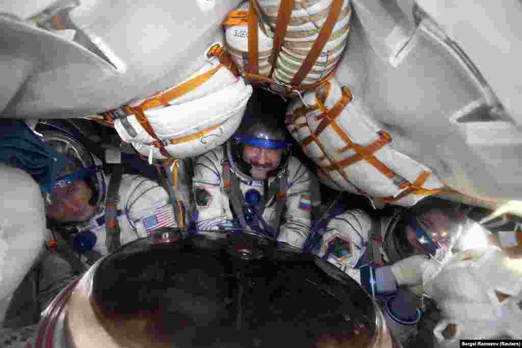 Американський астронавт Скотт Келлі поруч з російськими космонавтами Олександром Калері і Олегом Скрипочкою в спусковому апараті «Союзу». Ракета «Союз» дуже надійна, проте незручна для космонавтів. Наприклад, її розміри не дозволяють розмістити на ній туалет. А політ до МКС триває два дні