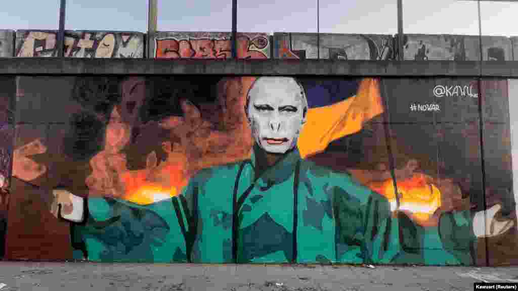 Путіна в образі лиходія з книги Джоан Роулінг про Гаррі Поттера – Лорда Волдеморта. Мурал у Познані (Польща) намалював вуличний художник Кавуарт. 