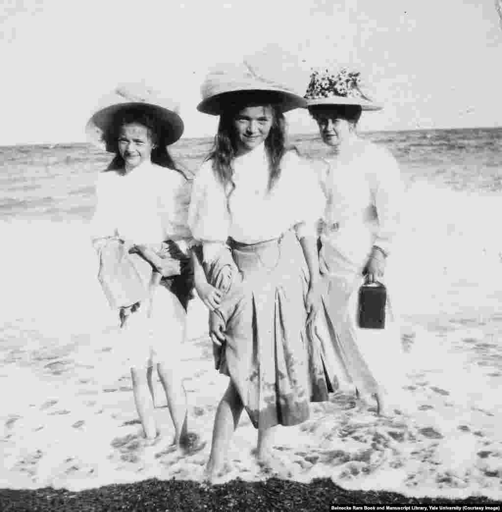 Анна Вырубова (справа) гуляет по пляжу в обществе дочерей императора, великой княжны Татьяны и великой княжны Ольги. После убийства императорской семьи Анне Вырубовой, близкому другу этой семьи, удалось бежать из России с шестью фотоальбомами, включающими и эти снимки. 
