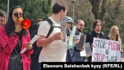 Украинадагы согушка каршы митингдин катышуучулары. Горький паркы. Бишкек. 2-апрель, 2022-жыл.
