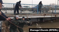 Спасатели чистят русло реки Саздинка от мусора. Актобе, 3 апреля 2022 года