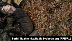 Тело российского военного на улице освобожденного села Новая Басань в Черниговской области, 1 апреля 2022 года