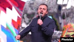 Armenia - Opposition leader Ishkhan Saghatelian addresses supporters during a rally in Yerevan's Liberty Square, April 5, 2022.