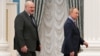 Очільник Білорусі Олександр Лукашенко і президент Росії Володимир Путін у Москві за шість днів до початку широкомасштабної війни проти України. Фото від 18 лютого 2022 року. 