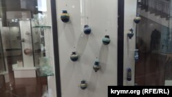 В експозиції археологічного музею є середньовічна кераміка, виконана у жовто-синій кольоровій гамі