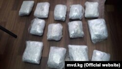Кыргызстанда мыйзамсыз жүгүртүүдөн алынган баңгизаттардын бир бөлүгү. Архивдик сүрөт.