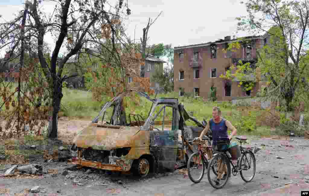 Місцевий мешканець у селі Семенівка, під Слов'янськом, 13 липня 2014 року