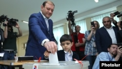 Armenia - Mayor Taron Markarian votes in municipal elections in Yerevan, 14May2017.