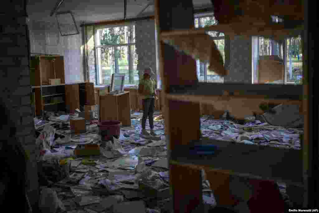 «Когда мою школу разбомбили, я была в ужасе. Мы живем рядом. У нас разбились окна, и мама могла погибнуть, потому что дверь ее чуть не прижала к стене. И люстра чуть не упала на меня», – рассказала 10-летняя Карина Музыка, ежедневно посещающая разрушенную школу, чтобы поиграть с друзьями