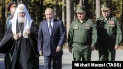Патріарх РПЦ Кирил (л) поряд з державним і військовим керівництвом РФ (фото архівне)
