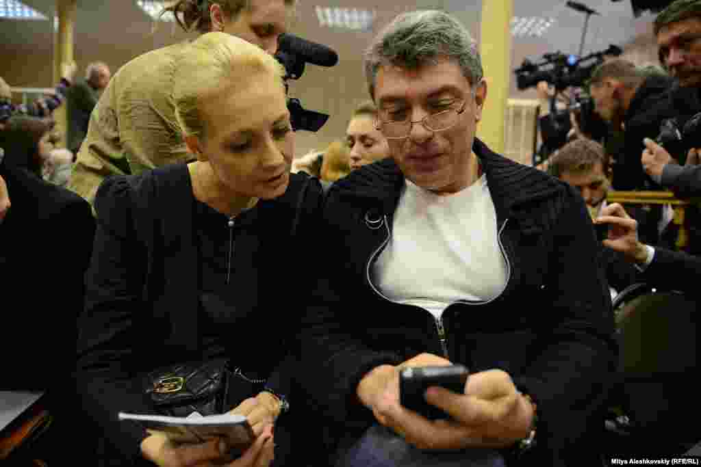 Алексей Навальныйдын сотунда анын аялы Юлия менен. 17-апрель, 2013-жыл. 