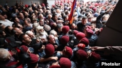 Armenia - Riot police clash with opposition supporters blocking the Foreign Ministry building in Yerevan, May 24, 2022.