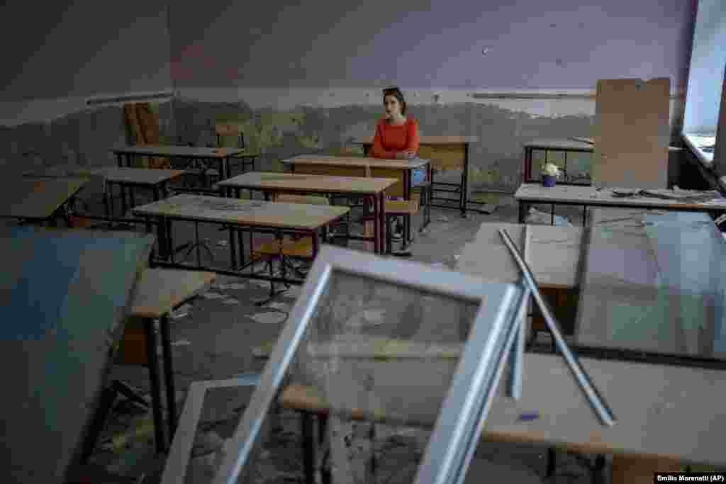 «Сначала я боялась приходить в школу после того, как ее разбомбили. Долгое время я просто смотрела на нее издалека. В те моменты казалось, что ничего и не произошло», – рассказывает 14-летняя София Жир, одноклассник которой погиб при обстреле 