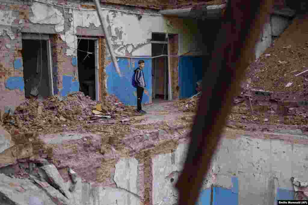 «Когда я в школе, я думаю о человеке, погибшем под завалами. Мне ее очень жаль», – говорит 12-летний Михаил Кравченко, глядя на дыру, где когда-то был его компьютерный класс