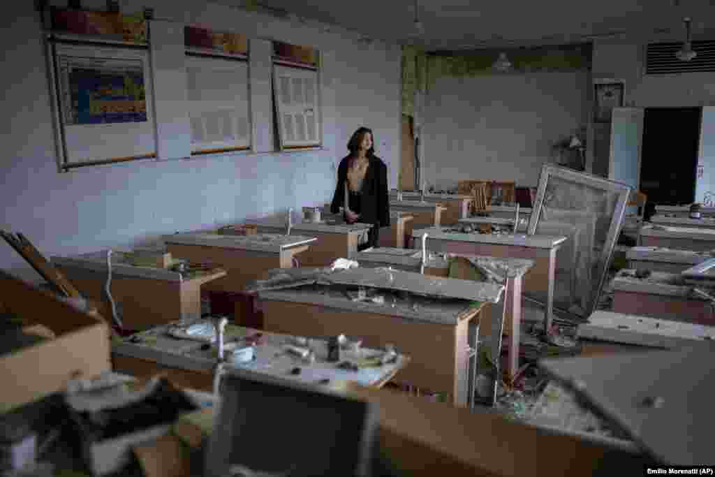 «То, что произошло – это трагедия. Я уже выплакала слезы обо всем, что потеряла. Скучаю по школе, друзьям, учителям. Но будет новая школа, новые учителя, друзья. Самое главное, что жизнь продолжается», – говорит 16-летняя Кристина Игнатова, глядя на свой бывший класс, который российские войска уничтожили 3 марта