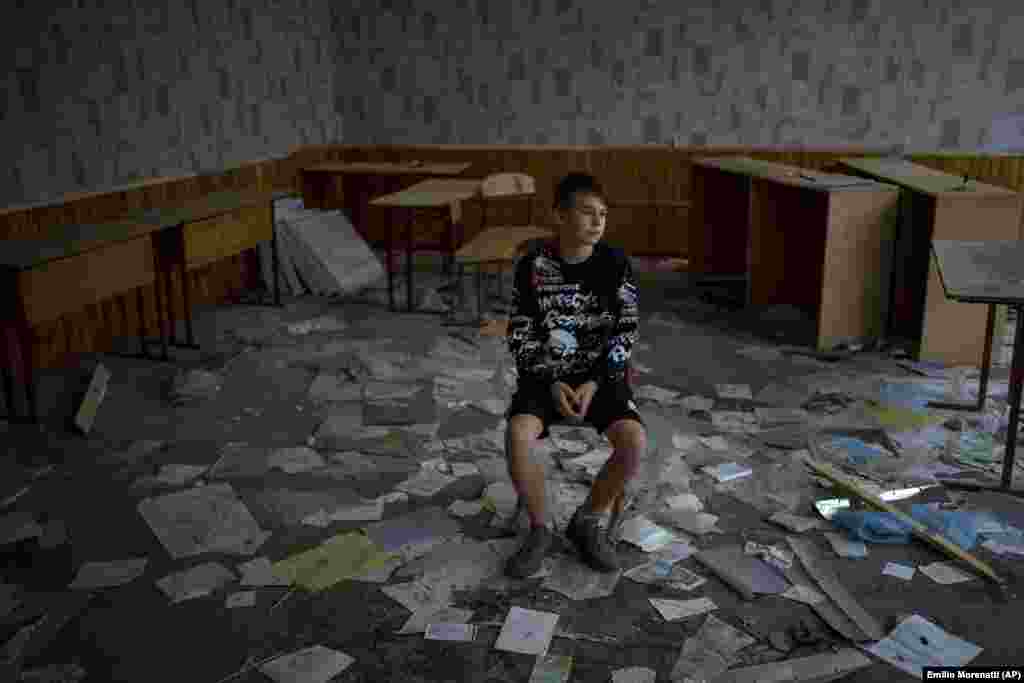 «Когда я в классе, я думаю о том, как сильно я хочу, чтобы война закончилась», – говорит 13-летний Александр Моргунов, сидя в своем бывшем классе