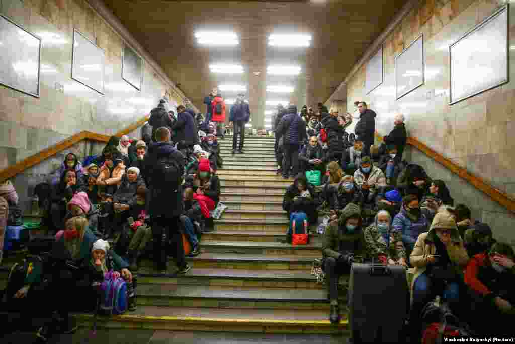 Тыныч халык Киев метро станциясенә сыенды. Бу метро станциясе 100 метрдан да тирәндәрәк урнашкан. Ул &mdash; дөньяда иң тирәндәге метро станцияләренең берсе. &nbsp;