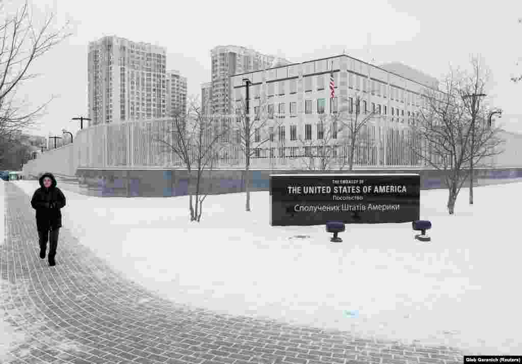 Посольство США в Києві, фото від 24 січня. І Велика Британія, і Сполучені Штати оголосили про від’їзд деяких співробітників посольства та їхніх сімей з України після того, як минулого тижня на переговорах між Вашингтоном і Москвою не вдалося знизити напруження.