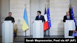 Президент України Володимир Зеленський, президент Франції Емманюель Макрон і канцлер Німеччини Олаф Шольц в Єлисейському палаці у Парижі, 8 лютого 2023 року