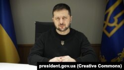 «Згідно з рішенням РНБО. Інших виїздів за кордон посадовців чи депутатів у воєнний час не буде. Я думаю, це справедливо» – Володимир Зеленський