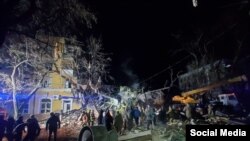 Последствия попадания ракеты в жилой дом в Краматорске