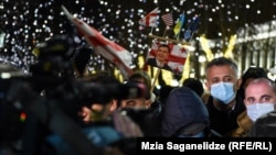 Прихильники Саакашвілі біля будівлі парламенту Грузії, 21 грудня 2021 року