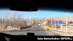 Кыргыз-тажик чек арасындагы Көк-Таш айылы. Баткен облусу. 