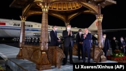 Китайский лидер Си Цзиньпина (в центре) и президент Узбекистана Шавкат Мирзиёев (справа) в Самарканде. Узбекистан, 14 сентября 2022 года