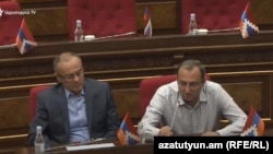 «Հայաստան» խմբակցության պատգամավորներ Սեյրան Օհանյանն ու Արծվիկ Մինասյանը խորհրդարանում, արխիվ