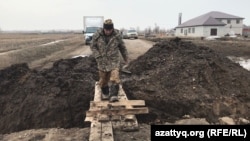 В селе Канагат на окраине Актобе жители самостоятельно вскрыли единственную асфальтированную дорогу, чтобы отвести воду от домов. 3 апреля 2022 года