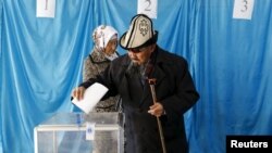 Люди на избирательном участке в селе Торетам Кырызлординской области в день выборов в парламент и маслихаты. 20 марта 2016 года.