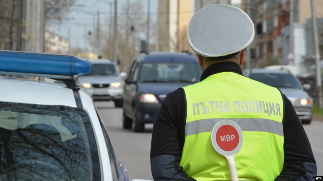 Полицай от Пътна полиция по време на акция в София. 