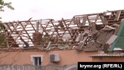 Зруйнований дах будинку в селі на Херсонщині, осінь 2022 року