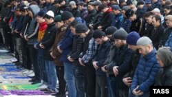 Москвара маьждигехь бусалбанаша ламаз дечу хенахь, гайтаман сурт
