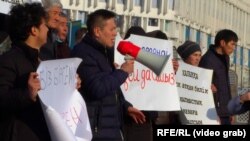 Жаңаөзенді қолдаған алматылық белсенділер. Арасында Жанболат Мамай да бар (дауыс үдеткішті ұстап тұр). 3 қаңтар 2022 жыл.