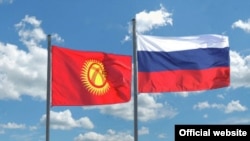 Кыргызстан менен Орусиянын желектери. Иллюстрациялык сүрөт.