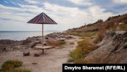 Є деякі курортні місця, які після окупації закрили для відпочивальників. На фото пляж в окупованому Генічеську, вересень 2022 року