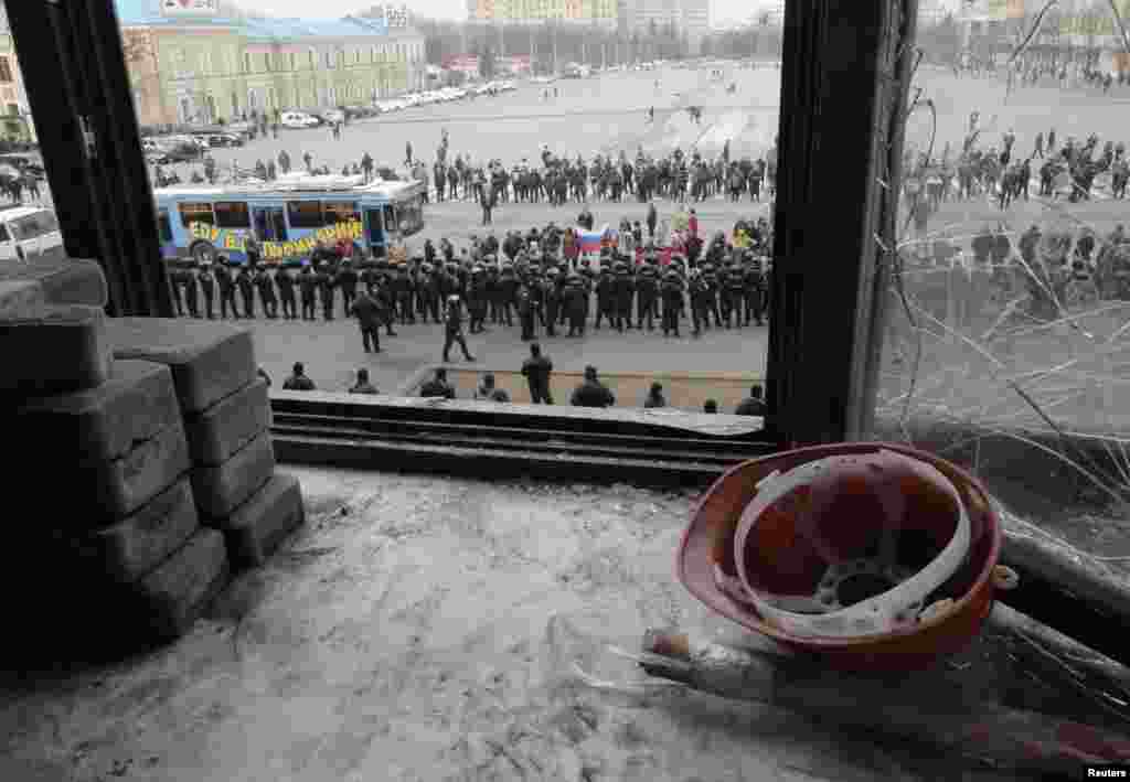 Кордон МВС блокує підходи до Харківської ОДА, котру було звільнено напередодні від проросійських демонстрантів, 8 квітня 2014 року