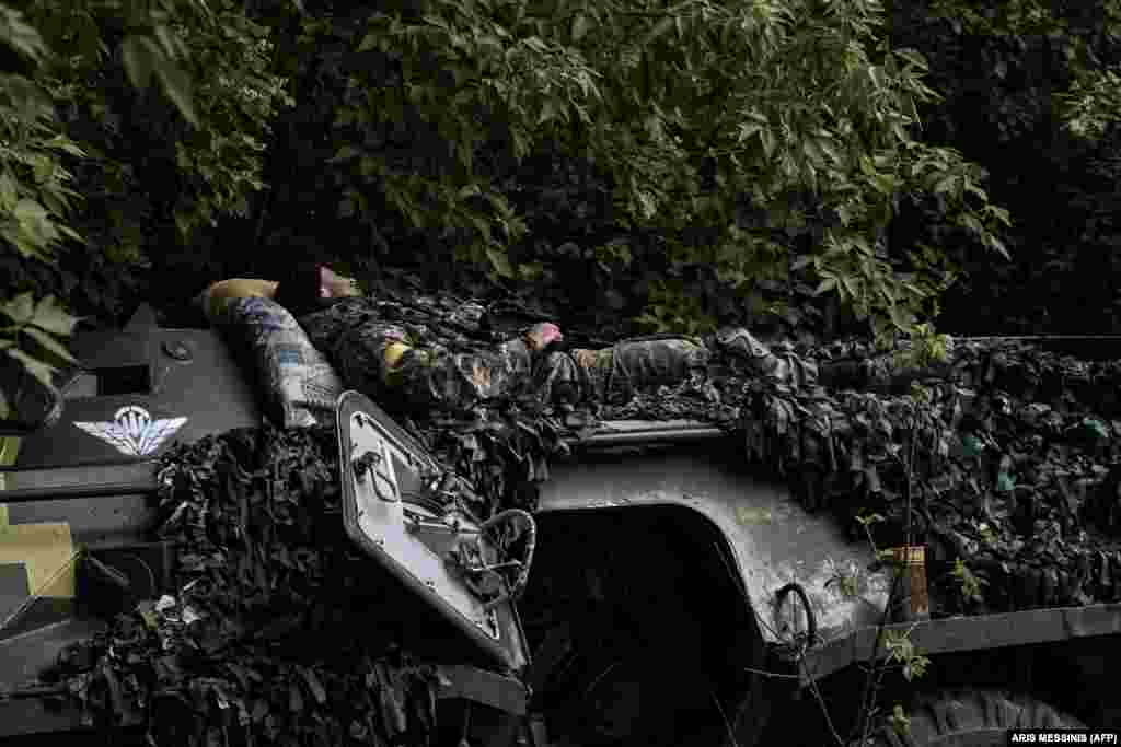 Украинский военнослужащий во время отдыха перед отправкой на передовую позицию под Лисичанском 