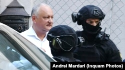 Մոլդովա - Ոստիկաններն ուղեկցում են նախկին նախագահ Իգոր Դոդոնին, Քիշնև, 25-ը մայիսի, 2022թ.