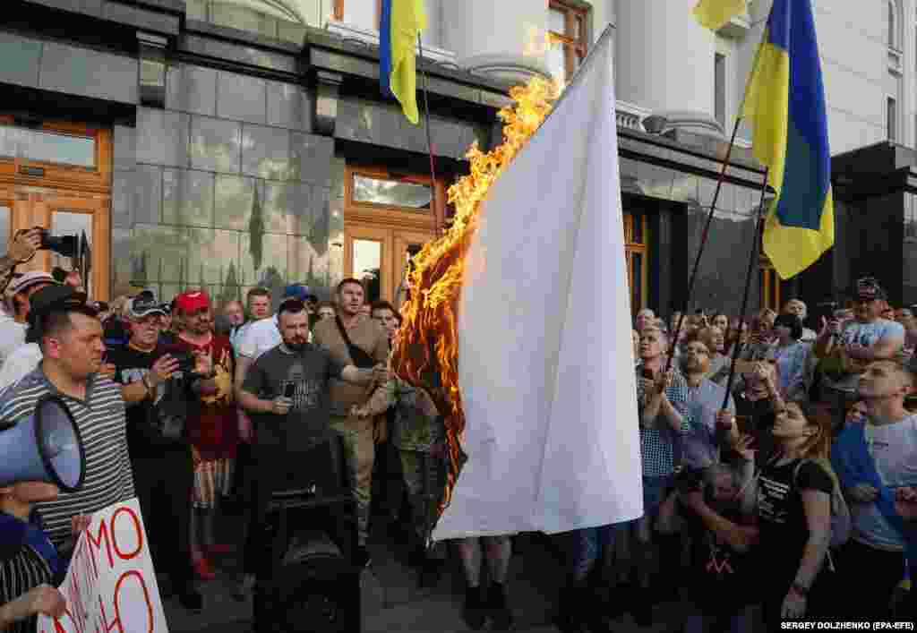 Під час акції біля Адміністрації президента України проти «капітуляції та реваншу проросійських сил в Україні», на якій спалили білий «прапор капітуляції». Київ, 10 червня 2019 року. НА ЦЮ Ж ТЕМУ
