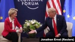 Прэзыдэнт ЗША Дональд Трамп (справа) з прэзыдэнткай Эўрапейскай камісіі Урзуляй фон дэр Ляен. 2020 