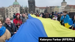 «Живий ланцюг» у центрі Праги, як сподіваються учасники акції, має привернути увагу Чехії до війни в Україні 