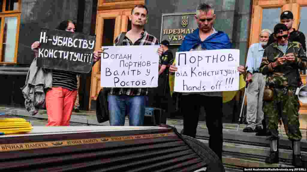 Під час акції «Захисти Конституцію #CтопРеванш» біля офісу президента України. Київ, 27 червня 2019 року. БІЛЬШЕ СВІТЛИН У ФОТОРЕПОРТАЖІ