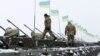 Ілюстраційне фото. Українські військовослужбовці під час церемонії передачі армії зброї, військової техніки та літаків на військовому аеродромі під Житомиром, 5 січня 2015 року