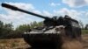 Розпочалася сто сорок третя доба війни РФ проти України. На фото: українські бійці їдуть на німецькій САУ Panzerhaubitze 2000 біля передової на Донбасі, 12 липня 2022 року
