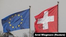 Сьцягі Эўразьвязу і Швайцарыі. Архіўнае фота