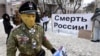 Учасник акції протесту в масці Володимира Путіна біля посольства Росії в Києві в день виборів російського президента, 18 березня 2018 року (ілюстраційне фото)