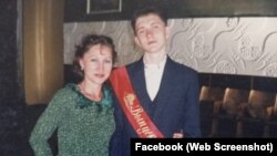Кримський політв'язень Олександр Сізіков із матір'ю Оленою на випускному вечорі у Криму, фото із сімейного архіву
