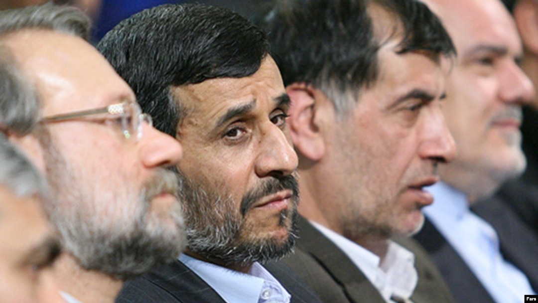 محمدرضا باهنر(نفر سمت راست احمدی نژاد) و علی لاریجانی (نفر سمت چپ وی) از تغییر مجری انتخابات در ایران استقبال کرده اند.